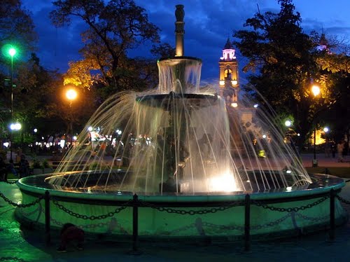 Santiago del Estero, vista nocturna de la Plaza Libertad