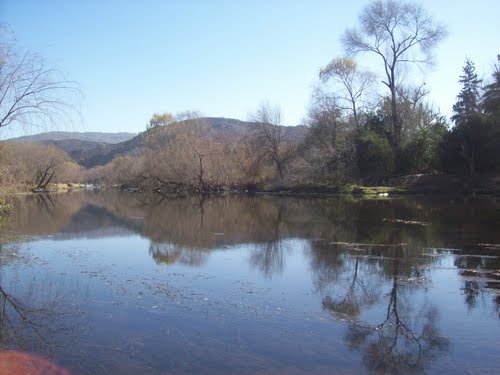 Río Suquia bajando de Capilla Vieja.- (Foto: Frank Boore).-
