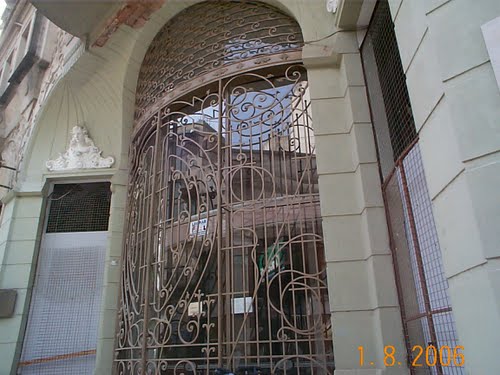 La entrada del antiguo Hotel Roma, en Pergamino, Prov. de Buenos Aires, Argentina