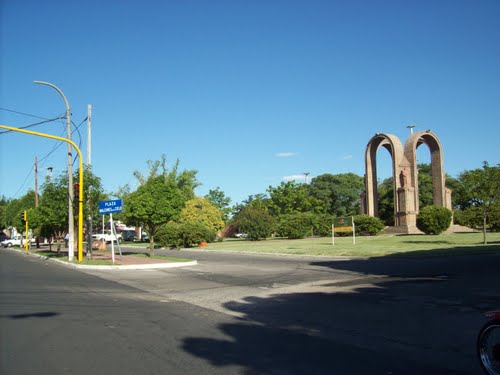 Plaza \"Halcones del Cielo\" en San Luis. (foto: Frank Boore).-