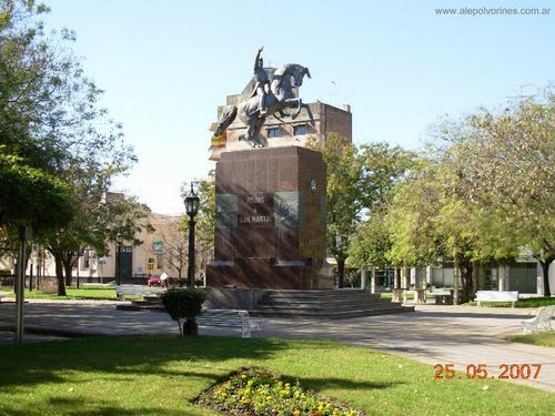 Rojas - Monumento a San Martin ( www.alepolvorines.com.ar ) 