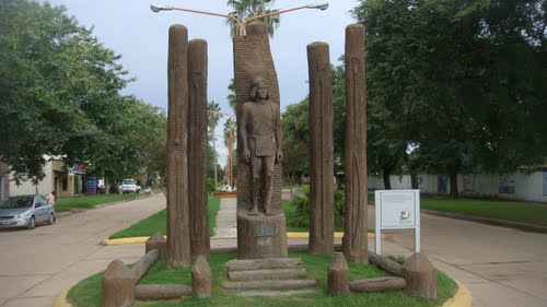 Monumento al Mocoví tallado en quebracho / Lautaro