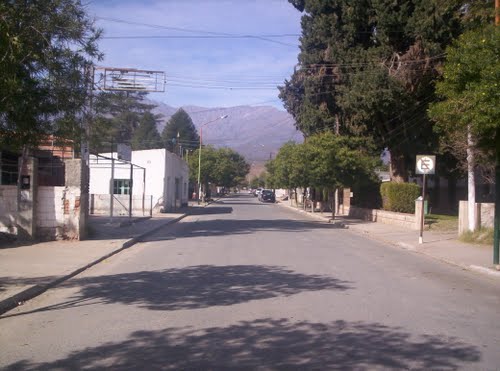 Calle principal y vista al cerro - Saujil