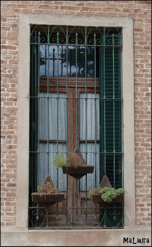 Capitán Sarmiento: una ventana con macetas originales.