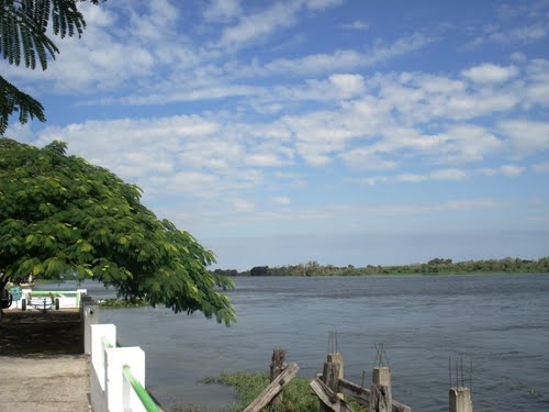 Restos de un viejo muelle sobre el Rio Corrientes