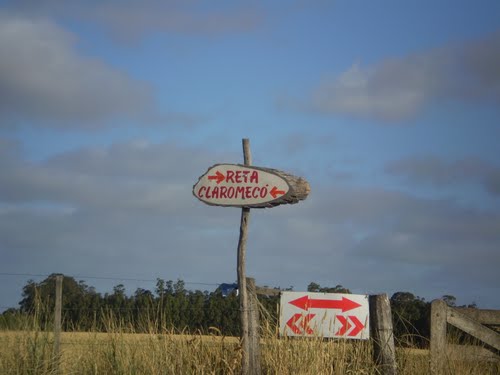 Carteles en la ruta Reta-Claromecó, Provincia de Buenos Aires, Argentina