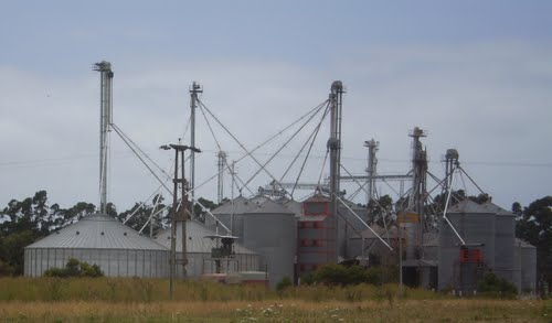 Agroindustria cerealera y grandes silos, cerca de Tres Arroyos, Provincia de Buenos Aires, Argentina