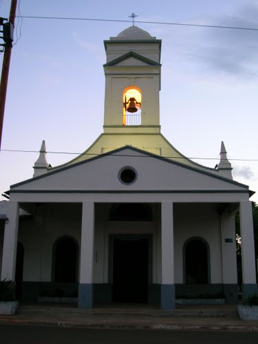 Iglesia al atardecer. (Mburucuyá, Corrientes)
