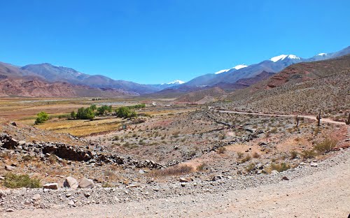 Paisaje desde la calle de acceso a \"La Poma Vieja\"  con vista del \"Nevado de Acay\"  y al nevado \"San Miguel\"   \"Cordillera de los Andes\"  \"La Poma\"   \"Salta\"  \"Arg\"