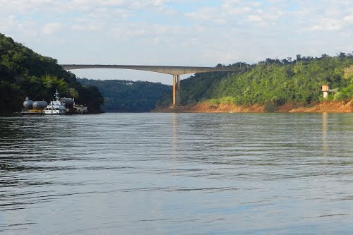 \"Puente Internacional Tancredo Neves\" Río Iguazú.