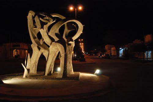 Monumento al Centenario de Guatraché. Vista nocturna. 