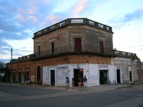 Edificación antigua frente a la plaza principal. (Mburucuyá, Corrientes)