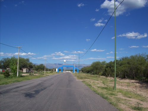 Camino de entrada a \"Termas de San Jerónimo. (foto: Frank Boore).