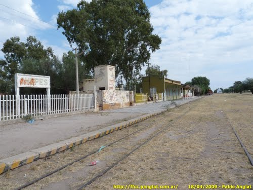 Estación de Chepes, con tren del Belgrano Cargas, con la GM G22 7748 al frente