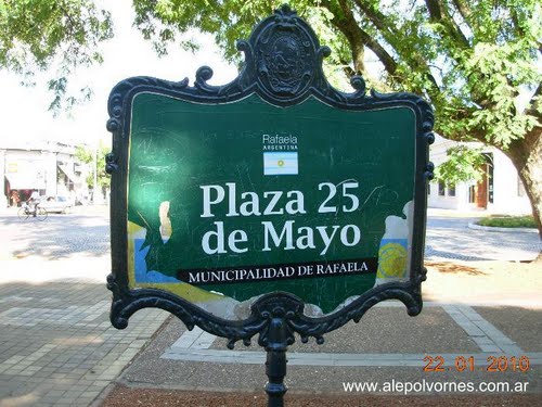 Rafaela - Plaza 25 de Mayo ( www.alepolvorines.com.ar )