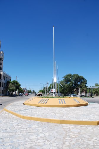 Escultura reloj frente Estación de Ferrocarril en San Luis  CRB