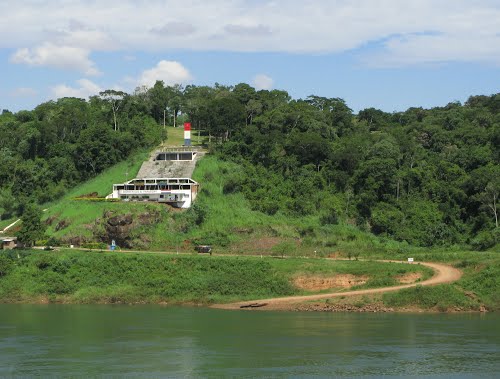 Três Fronteiras (Brasil, Argentina e Paraguay), desde o Espaço das Américas: vista do rio Paraná e marco no Paraguay.