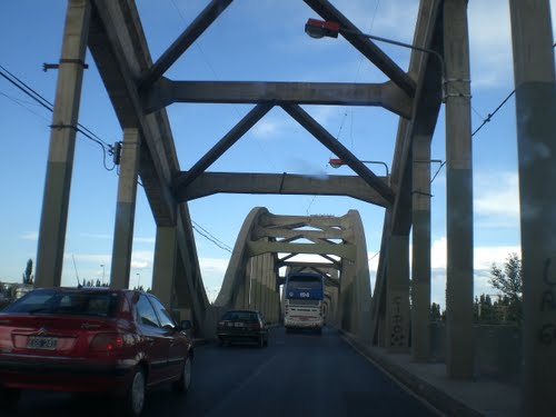 Uma ponte que liga Neuquen a Cipolletti sobre o Rio Neuquen - Argentina
