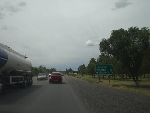 Ruta 22, chegando em Rio Colorado, a 9 km de La Adela - Argentina